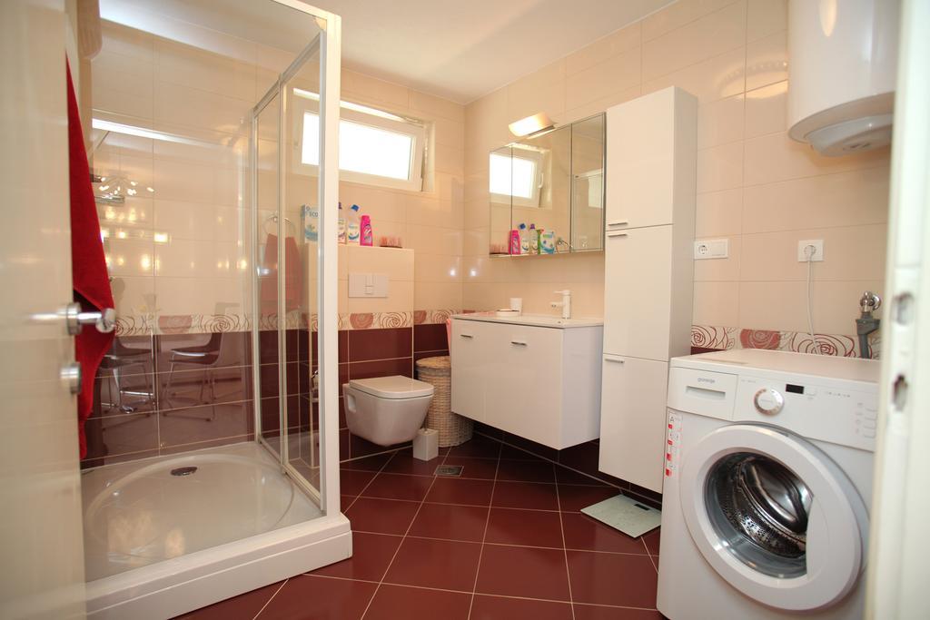 Gem Of The Sea Luxury Beach Apartment With Brand New Heating Infinity Pool Trogir Exterior photo