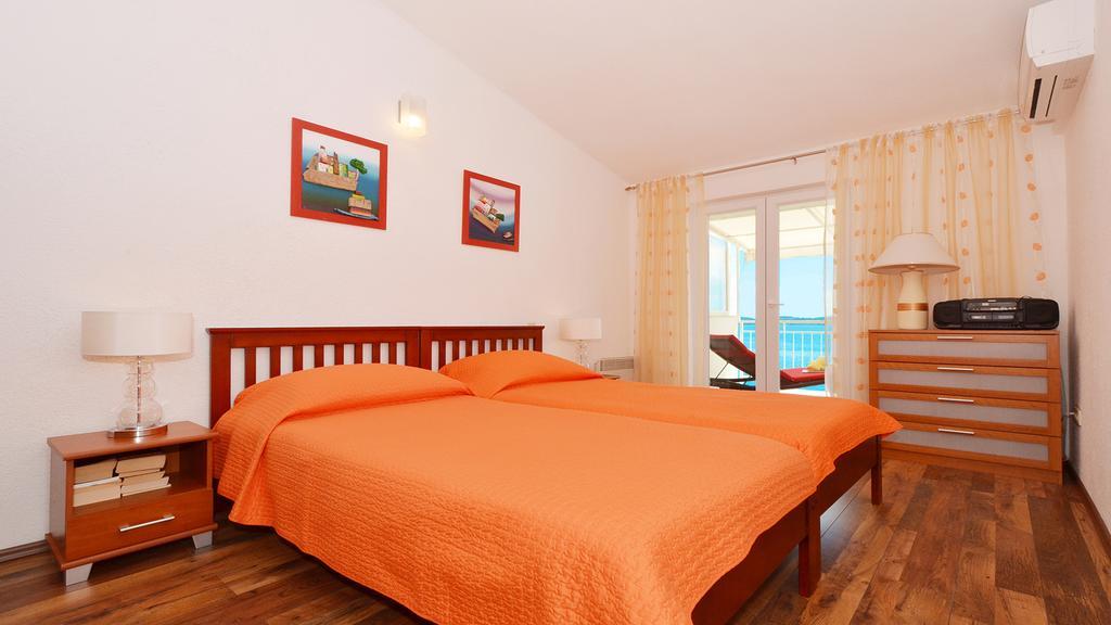 Gem Of The Sea Luxury Beach Apartment With Brand New Heating Infinity Pool Trogir Exterior photo