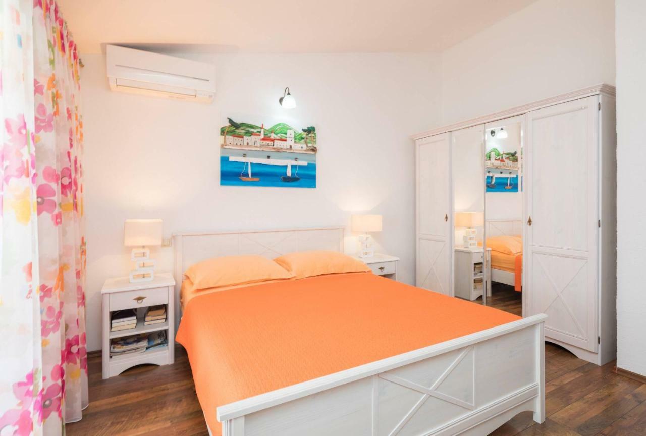 Gem Of The Sea Luxury Beach Apartment With Brand New Heating Infinity Pool Trogir Exterior photo