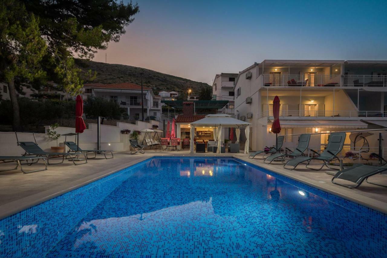Gem Of The Sea Luxury Beach Apartment With Brand New Heating Infinity Pool Trogir Exterior photo